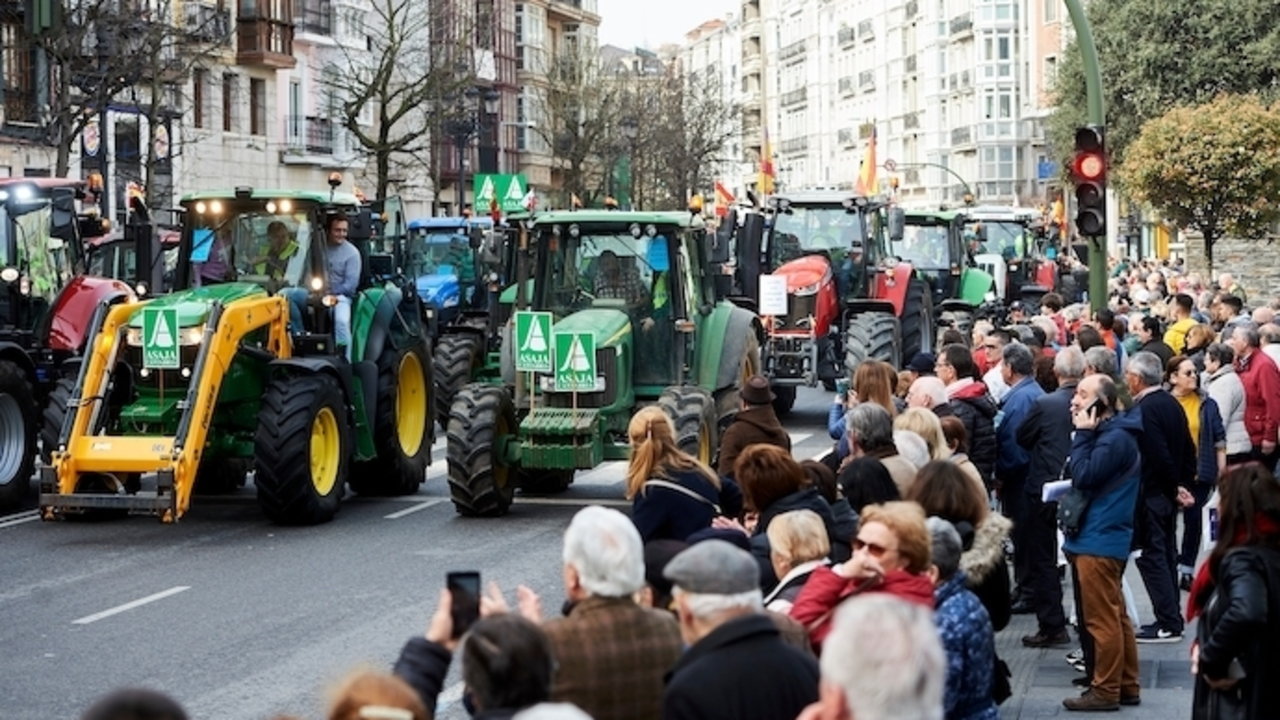 Tractores durante la manifestaci&oacute;n para reclamar precios justos en el campo. La protesta ha sido convocada por  La Uni&oacute;n de Ganaderos y Agricultores Monta&ntilde;eses (Ugam-Coag), la Asociaci&oacute;n Agraria de J&oacute;venes Agricultores (Asaja) y la Uni&oacute;n de Peque&ntilde;os Agricultores y Ganaderos (UPA) y se estima que haya 2.000 ganaderos y 200 agricultores, en Santander/Cantabria (Espa&ntilde;a), a 28 de febrero de 2020.
28 DE FEBRERO DE 2020;PRECIOS JUSTOS;ALIMENTOS;GANADEROS;AGRICULTORES;SECTOR PRIMARIO
Juan Manuel Serrano Arce / Europa Press
(Foto de ARCHIVO)
28/2/2020