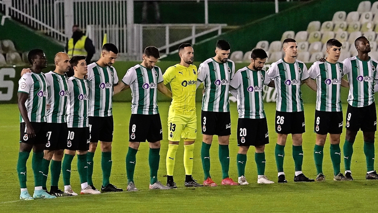 Los jugadores del Racing, antes de su &uacute;ltimo partido en Los Campos de Sport. / Hardy