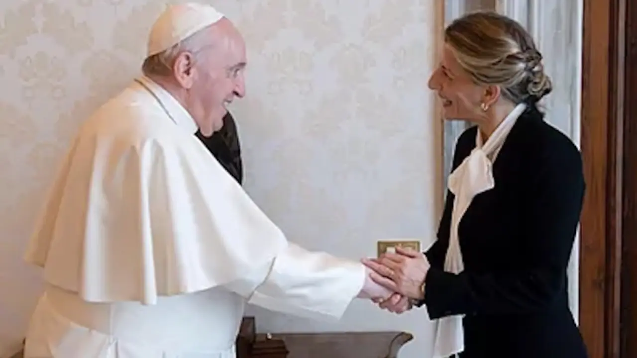 El Papa Francisco y Yolanda D&iacute;az, este s&aacute;bado.VATICAN MEDIA