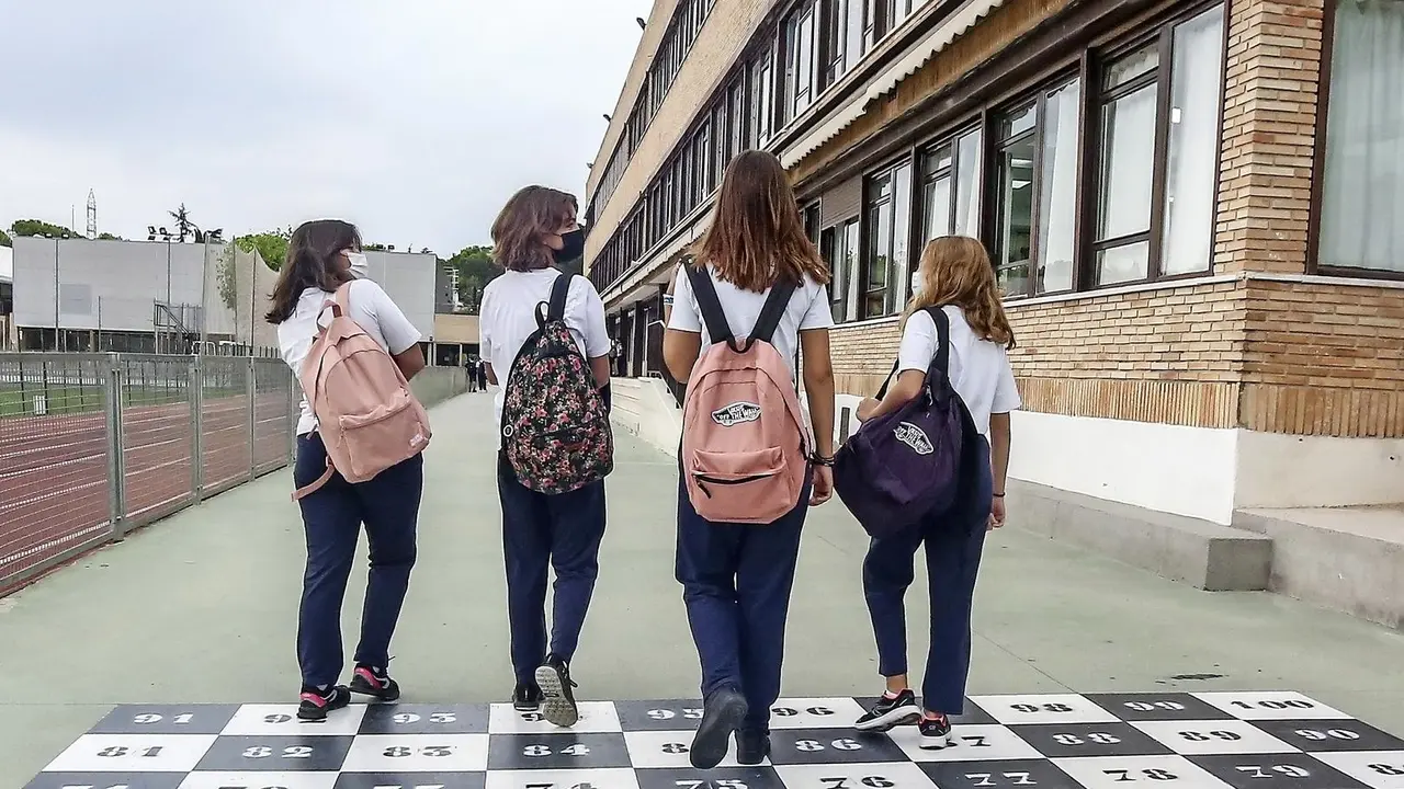 Varios ni&ntilde;os entrando al colegio.
