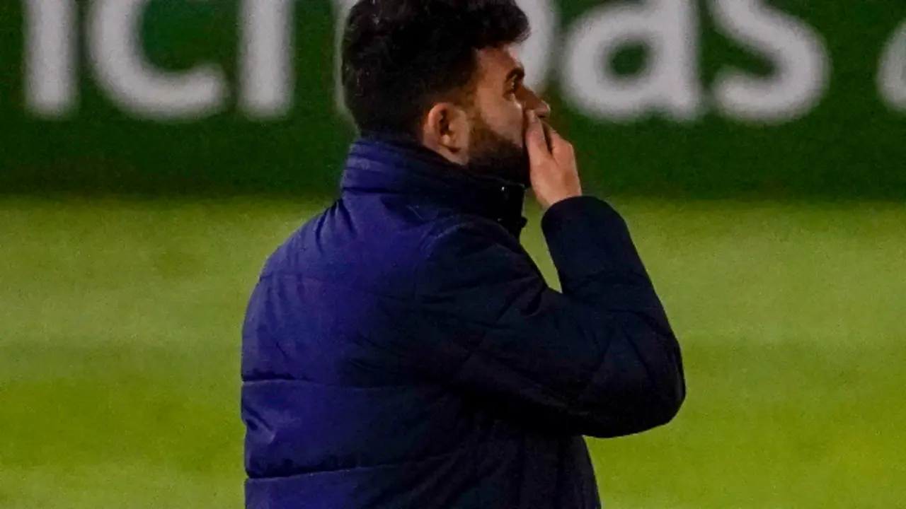 El entrenador del Racing, Fern&aacute;ndez Romo durante el partido contra el Majadahonda. / Hardy