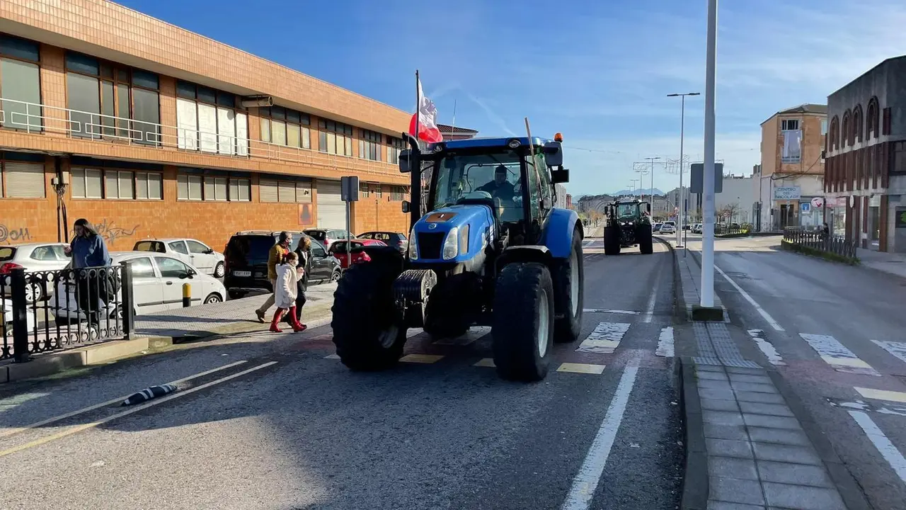 Tractorada recorriendo las calles de Pe&ntilde;acastillo hacia el centro de Santander. / M.D. ALERTA