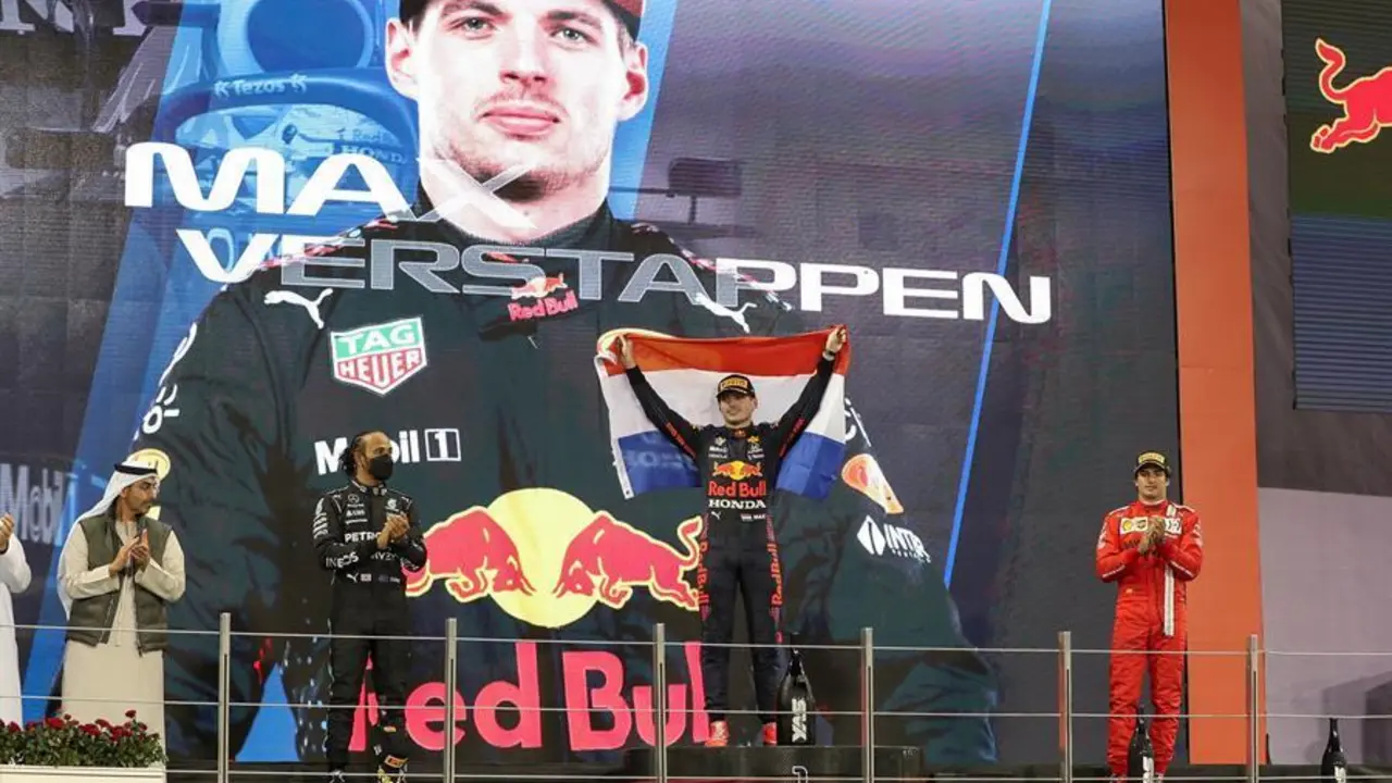 El ganador, el piloto holand&eacute;s de F&oacute;rmula Uno Max Verstappen (C) de Red Bull Racing, el segundo clasificado, el piloto brit&aacute;nico de F&oacute;rmula Uno Lewis Hamilton (L) de Mercedes-AMG Petronas y el tercero, el piloto espa&ntilde;ol de F&oacute;rmula Uno Carlos Sainz (R) de la Scuderia Ferrari Mission Winnow, celebran en el podio tras el Gran Premio de F&oacute;rmula Uno de Abu Dhabi 2021 en el circuito de Yas Marina en Abu Dhabi, Emiratos &Aacute;rabes Unidos, el 12 de diciembre de 2021. (F&oacute;rmula Uno, Emiratos &Aacute;rabes Unidos) EFE/EPA/Ali Haider
