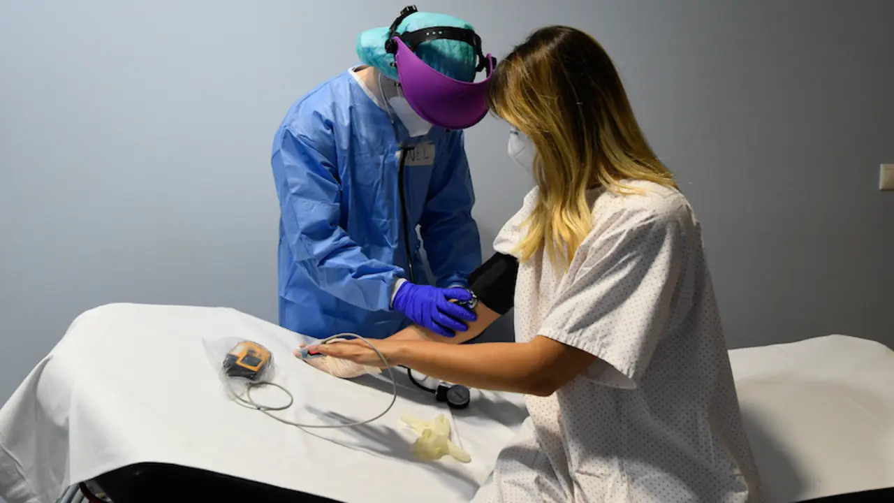 Una persona es atendida en la zona UCI del Hospital Marqu&eacute;s de Valdecilla. / Hardy
