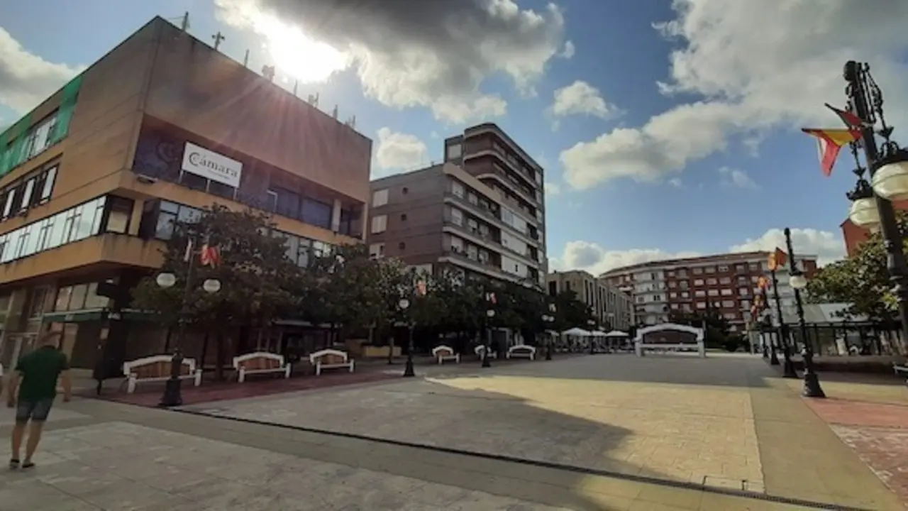 Vista de la fachada del edifico donde se ubica la C&aacute;mara de Comercio de Torrelavega. / ALERTA