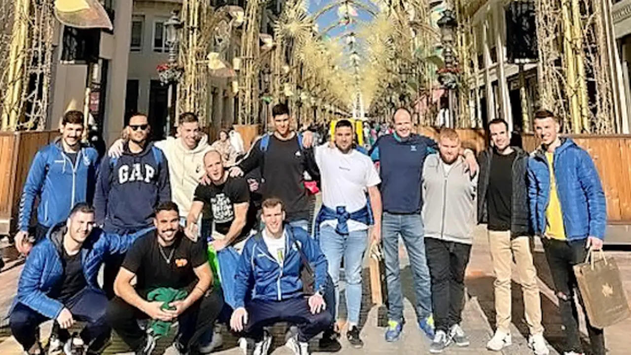La expedici&oacute;n del Sinf&iacute;n, ayer en una c&eacute;ntrica calle de M&aacute;laga. / Sinf&iacute;n