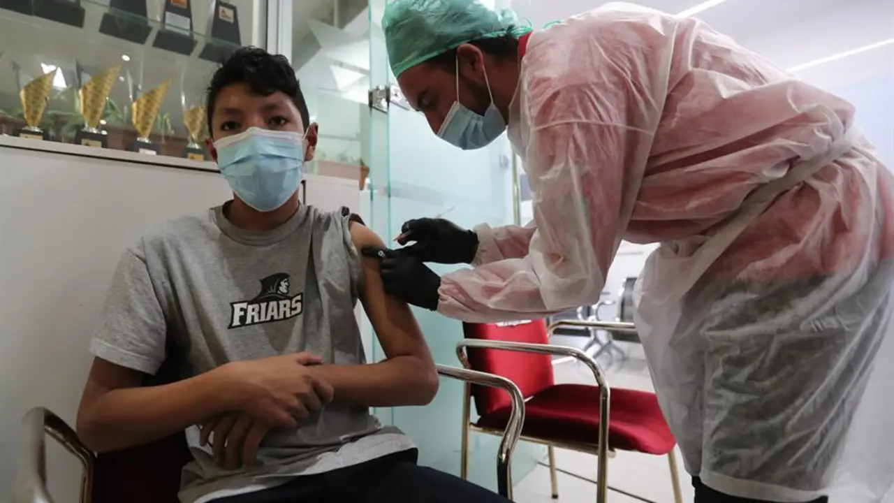 Fotograf&iacute;a de archivo de un funcionario de salud mientras coloca una vacuna de Pfizer en La Paz, Bolivia. EFE/Martin Alipaz