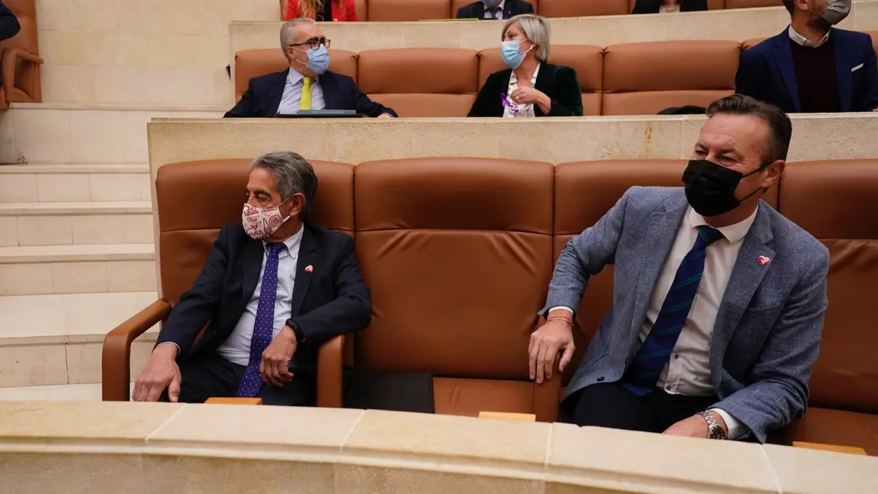 La bancada del PRC en el Parlamento de Cantabria. / HARDY