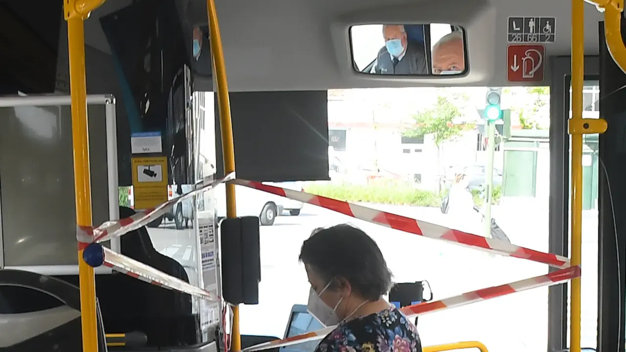 Una santanderina entra a un autob&uacute;s de Santander. / HARDY