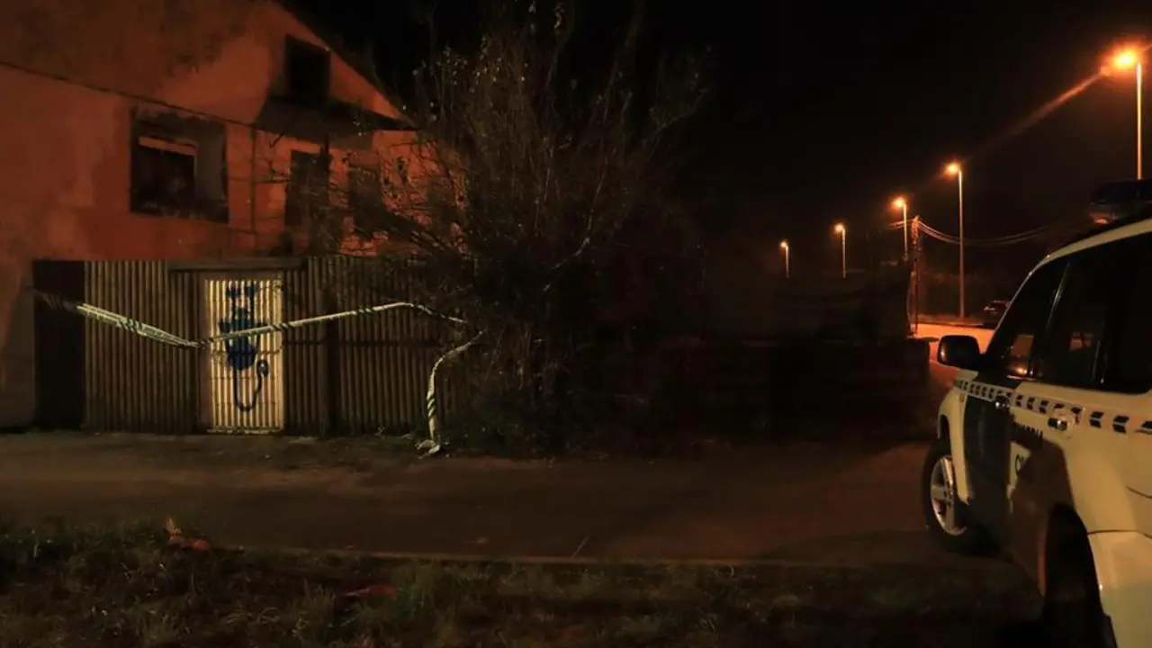 Precinto policial junto a la vivienda de Lia&ntilde;o en la que efectivos de la Guardia Civil han localizado los cuerpos sin vida de la mujer y su hija despu&eacute;s de que sus familiares denunciaran hoy su desaparici&oacute;n en el puesto de la Guardia Civil de Astillero. Un hombre de 43 a&ntilde;os ha sido detenido por el asesinato de su expareja de 40 a&ntilde;os y su hija de 11 meses, de quienes ten&iacute;a una orden de alejamiento. EFE/ Celia Ag&uuml;ero