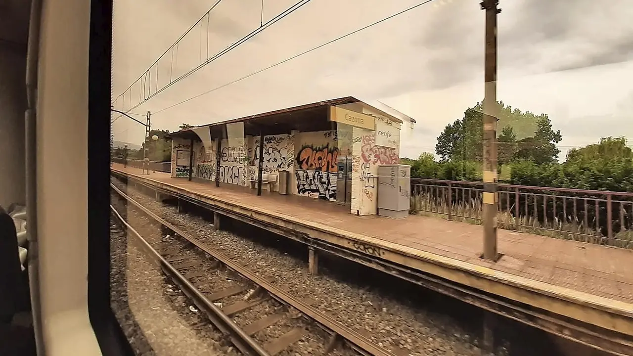 Estado actual de la estaci&oacute;n de tren de Cazo&ntilde;a. / ALERTA