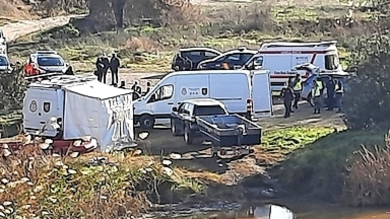 Los equipos de rescate en el lugar donde fue encontrado el cuerpo del joven. / EFE