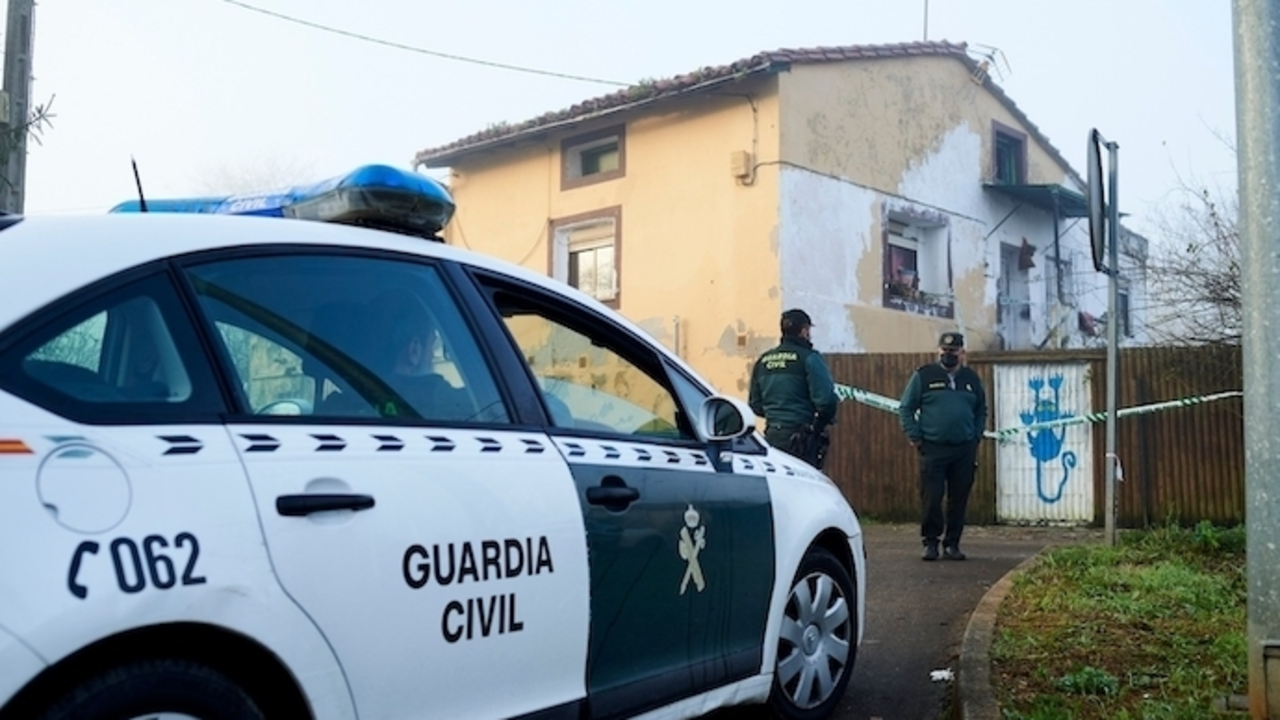 Vivienda en Lia&ntilde;o de Villaescusa donde aparecieron los cad&aacute;veres de la mujer y su hija. / JUAN MANUEL SERRANO ARCE/EUROPA PRESS