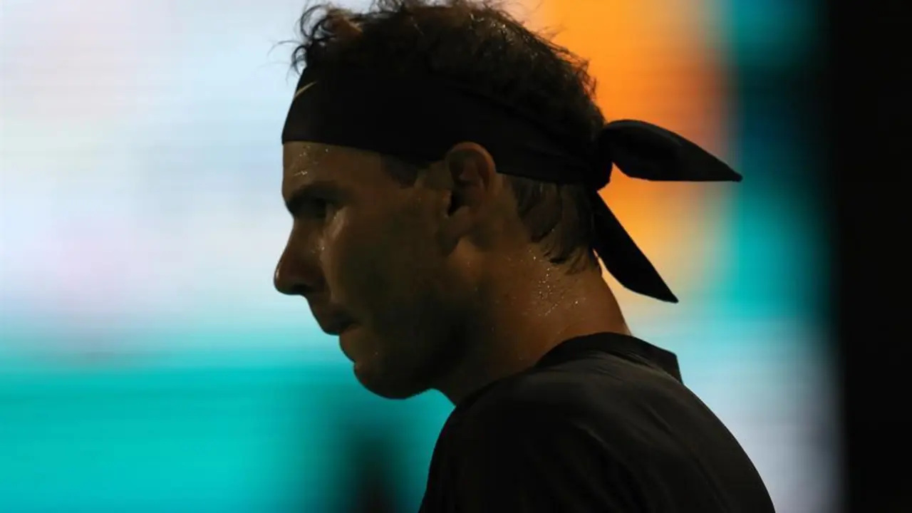 El espa&ntilde;ol Rafael Nadal en acci&oacute;n contra el brit&aacute;nico Andy Murray durante su partido de semifinales en el Campeonato Mundial de Tenis Mubadala en el Centro Internacional de Tenis, Zayed Sports City en Abu Dhabi, Emiratos &Aacute;rabes Unidos, el 17 de diciembre de 2021. (Tenis, Espa&ntilde;a, Emiratos &Aacute;rabes Unidos, Reino Unido) EFE/EPA/ALI HAIDER