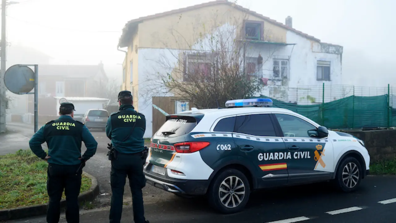 Guardias civiles en la vivienda donde viv&iacute;an una mujer y su hija asesinadas presuntamente por su expareja y padre, a 18 de diciembre de 2021, en Lia&ntilde;o de Villaescusa, Cantabria (Espa&ntilde;a). Los cuerpos sin vida de la mujer, de 40 a&ntilde;os, y su hija, de 11, fueron encontrados sin vida despu&eacute;s de que sus familiares denunciaran su desaparici&oacute;n. Entonces la Guardia Civil detuvo en El Astillero al presunto autor y expareja de la mujer asesinada. El detenido ten&iacute;a una orden de alejamiento de su expareja dictada por el Juzgado de lo Penal n&uacute;mero 5 de Santander. La autoridad judicial ha decretado secreto de sumar
18 DICIEMBRE 2021;VIOLENCIA DE G&Eacute;NERO;CRIMEN
Juan Manuel Serrano Arce / Europa Press
18/12/2021