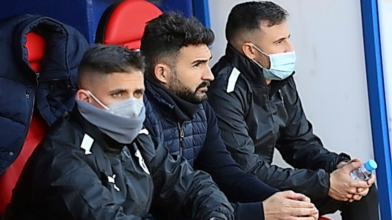 Fernandez Romo y su equipo durante el partdo. / rrc