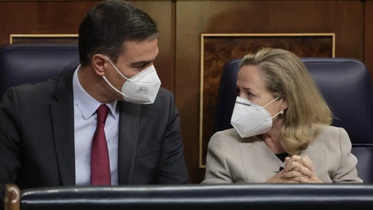 El presidente del Gobierno, Pedro S&aacute;nchez (i); y la vicepresidenta primera y ministra de Asuntos Econ&oacute;micos y Transformaci&oacute;n Digital, Nadia Calvi&ntilde;o, conversan en una sesi&oacute;n de control al Gobierno en el Congreso