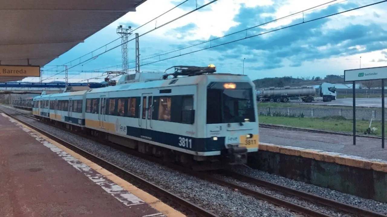 Un tren de cercan&iacute;as en la v&iacute;a. / EP