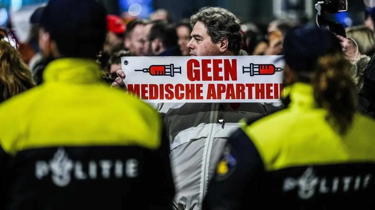 Personas protestan contra el anuncio de bloqueo del gobierno holand&eacute;s, en La Haya, Pa&iacute;ses Bajos, el 18 de diciembre de 2021. Los Pa&iacute;ses Bajos entrar&aacute;n en un duro bloqueo a partir del 19 de diciembre de 2021 hasta al menos el 14 de enero de 2022 para frenar la r&aacute;pida propagaci&oacute;n de la variante Omicron. (Protestas, Pa&iacute;ses Bajos; Holanda, La Haya) EFE/EPA/PHIL NIJHUIS