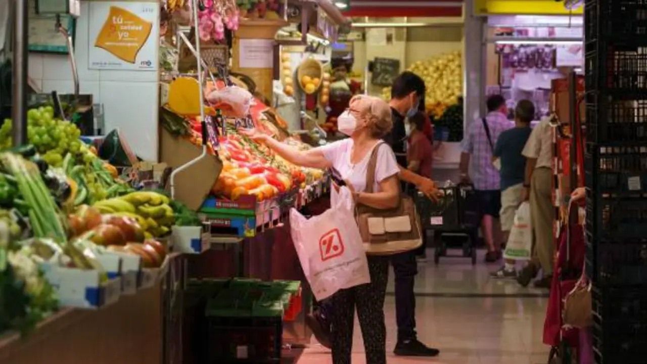 Una mujer en un supermercado en Madrid, en una imagen de archivo. ALERTA