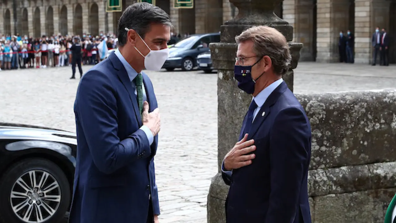 Pedro S&aacute;nchez y Alberto N&uacute;&ntilde;ez Feij&oacute;o, en un encuentro en Santiago el pasado mes de julio.