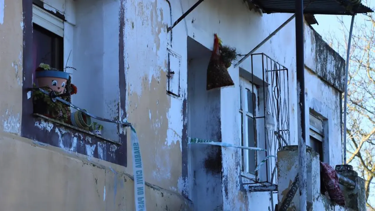 Fachada de la vivienda donde un hombre de 43 a&ntilde;os mat&oacute; a su expareja y a su beb&eacute; de 11 meses en la localidad c&aacute;ntabra de Lia&ntilde;o de Villaescusa. El Ayuntamiento de Villaescusa ha decretado tres d&iacute;as de luto oficial este s&aacute;bado por el crimen machista ocurrido ayer en Lia&ntilde;o. EFE/ Celia Ag&uuml;ero