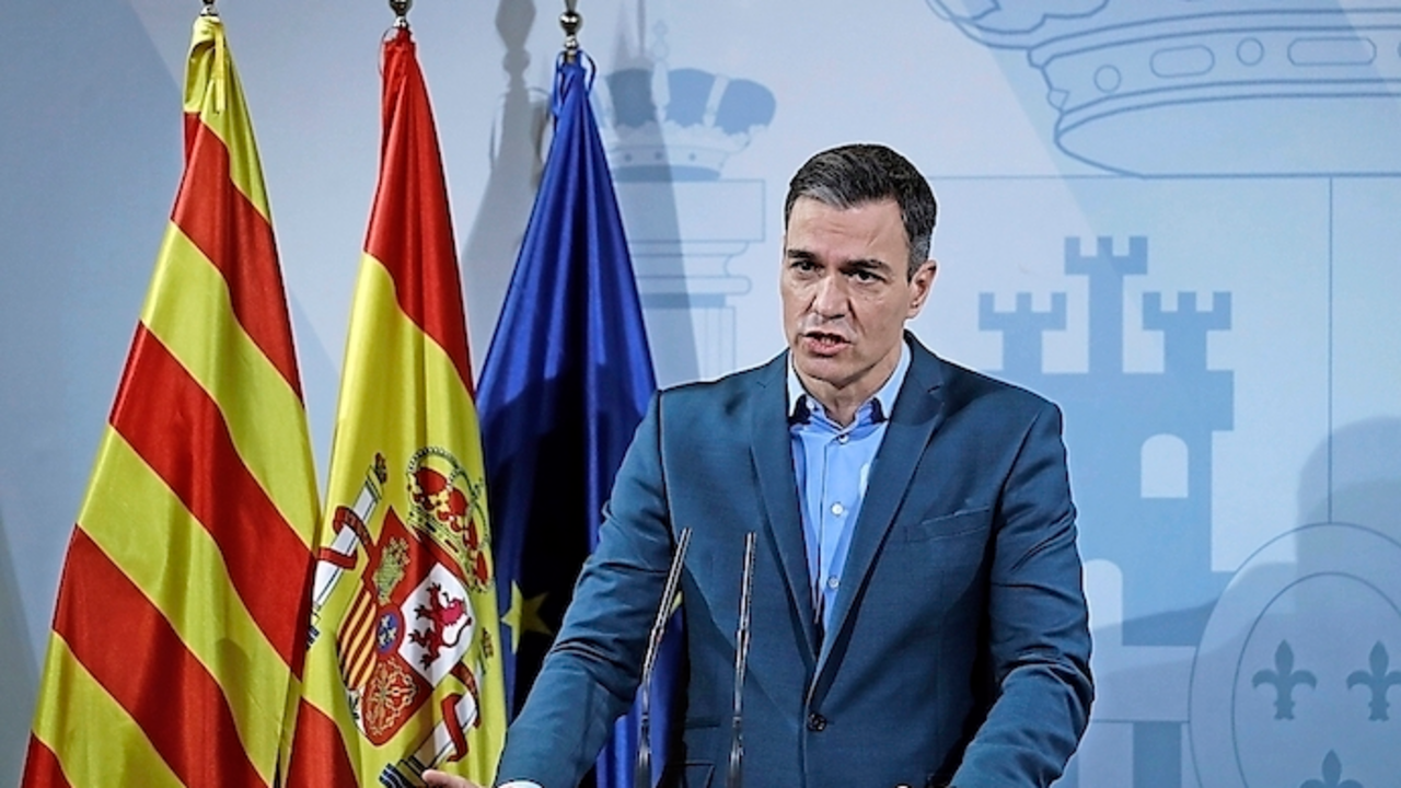 El presidente del Gobierno, Pedro S&aacute;nchez, durante la declaraci&oacute;n institucional ofrecida este domingo desde la sede de la Delegaci&oacute;n del Gobierno en Catalu&ntilde;a en Barcelona. EFE/ Andreu Dalmau