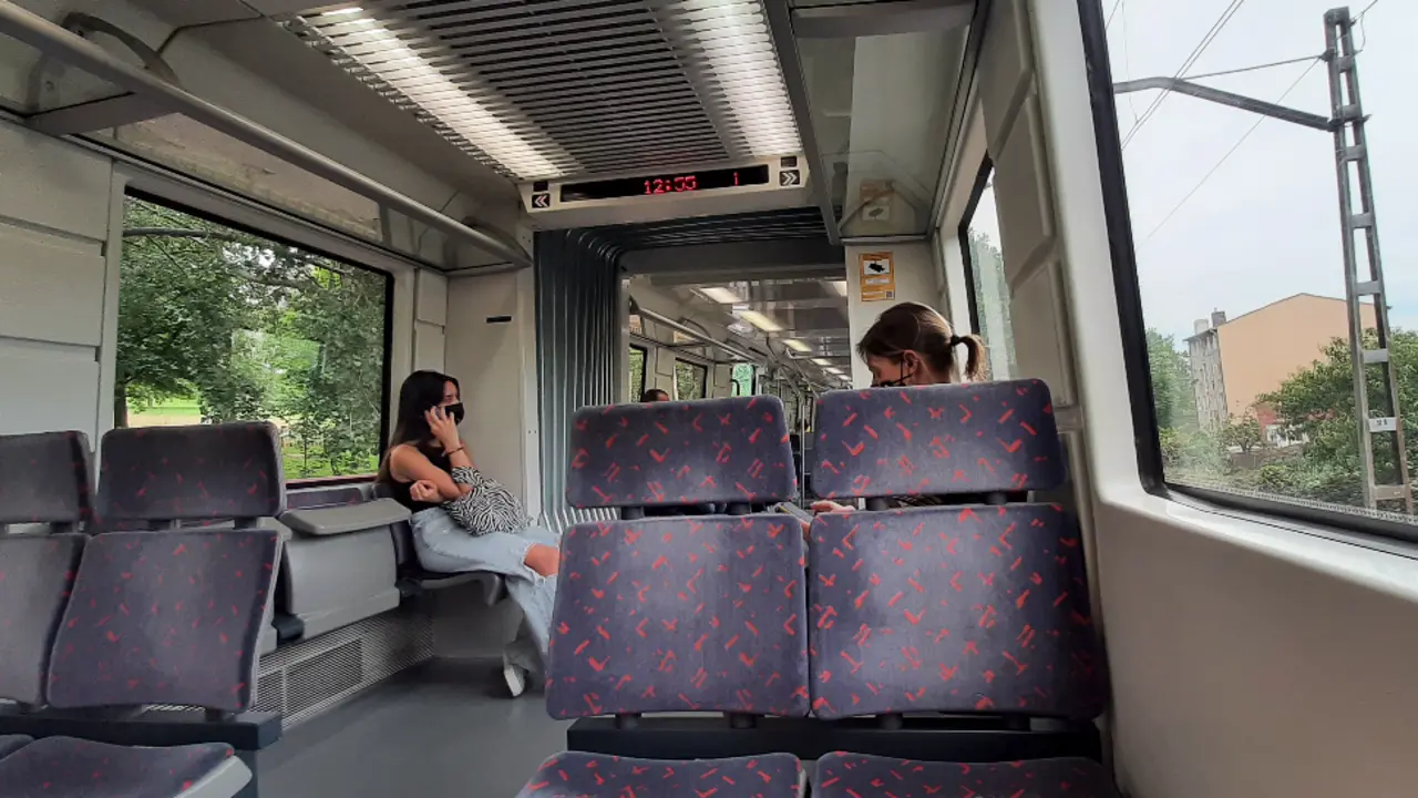 Varias personas en el tren de cercan&iacute;as de Feve en Santander. / D&Iacute;AZ