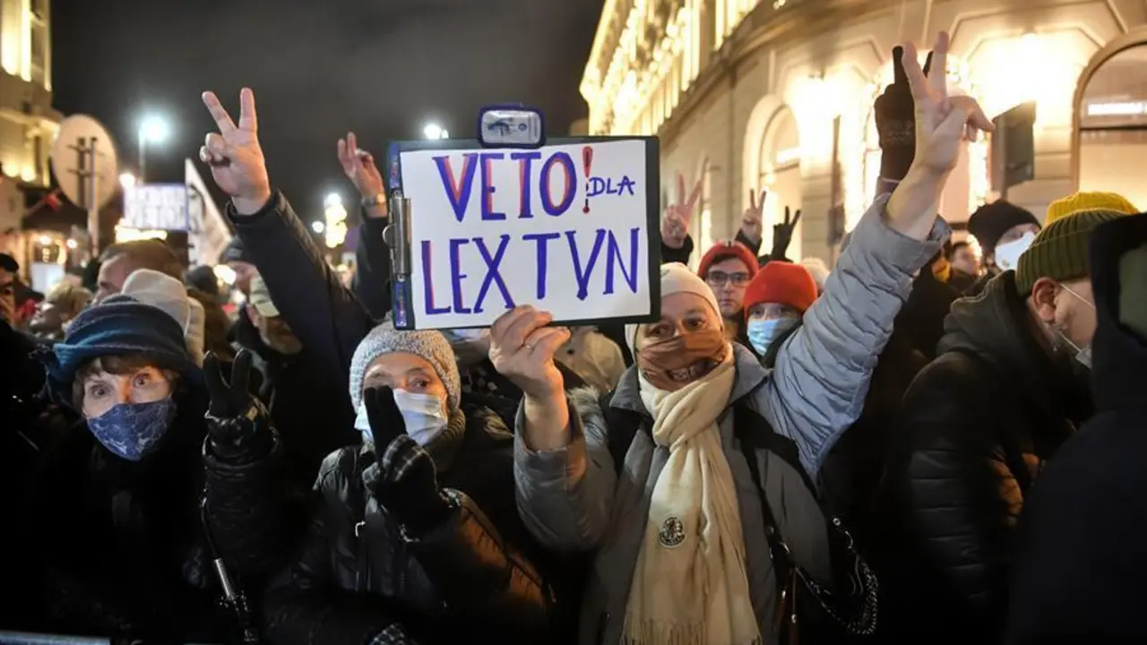Simpatizantes y miembros de partidos de la oposici&oacute;n participan en una protesta contra la nueva ley de medios de comunicaci&oacute;n en Varsovia, Polonia, el 19 de diciembre de 2021. La C&aacute;mara Baja del Parlamento polaco (Sejm) aprob&oacute; el 18 de diciembre un proyecto de ley. La nueva normativa, que obliga a los propietarios de medios de comunicaci&oacute;n ajenos al Espacio Econ&oacute;mico Europeo a vender sus participaciones mayoritarias en las empresas medi&aacute;ticas polacas y limita su nivel de propiedad al 49 por ciento, afectar&aacute; a la cadena de televisi&oacute;n TVN, que es propiedad del gigante medi&aacute;tico estadounidense Discovery. (Protestas, Polonia, Varsovia) EFE/EPA/Radek Pietruszka