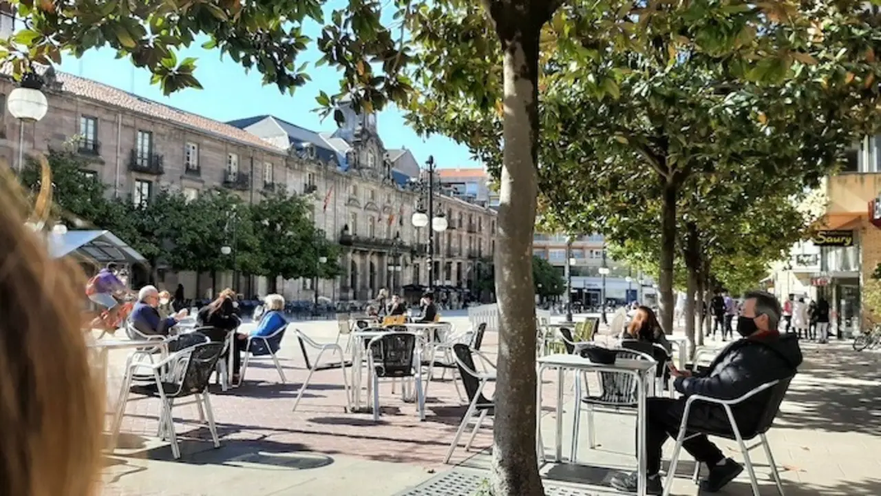 Varias personas en una terraza en el Boulevar Demetrio Herrero. / D&Iacute;AZ