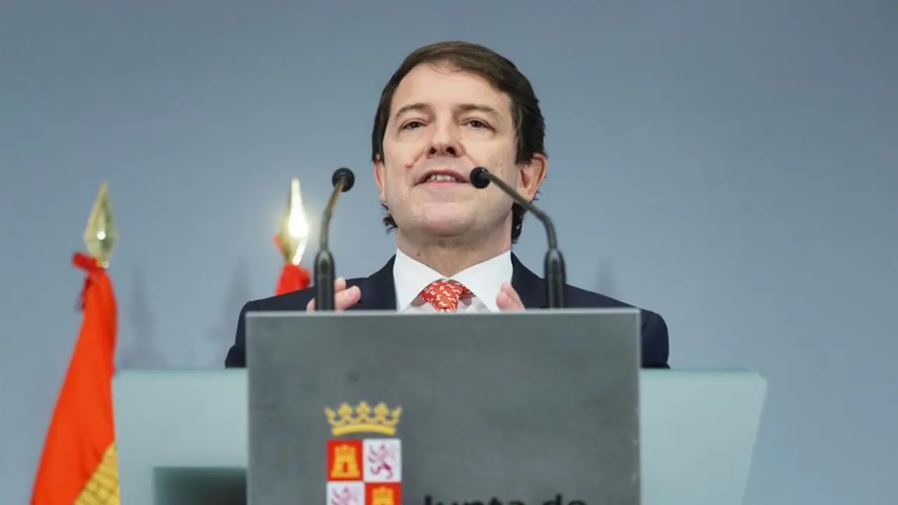 El presidente de la Junta de Castilla y Le&oacute;n, Alfonso Fern&aacute;ndez Ma&ntilde;ueco, hace una declaraci&oacute;n e prensa para anunciar la convocatoria de elecciones anticipadas, este lunes, en Valladolid. EFE/R. GARC&Iacute;A