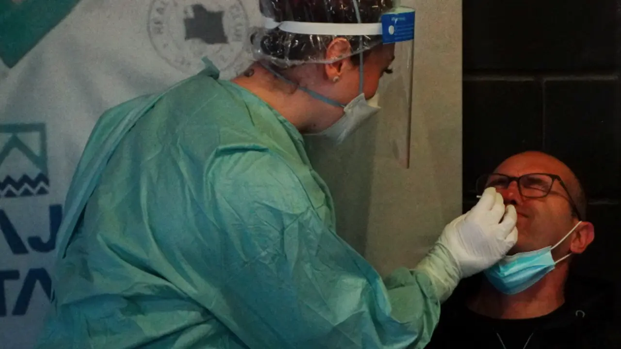 Una persona realiz&aacute;ndose la prueba PCR./ HARDY