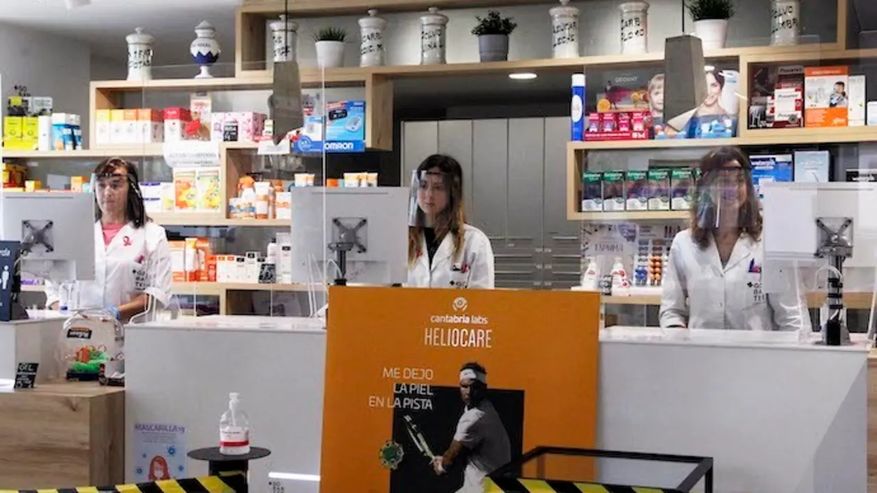 Tres trabajadoras en la farmacia de Marqu&eacute;s de la Hermida en Santander. / Hardy