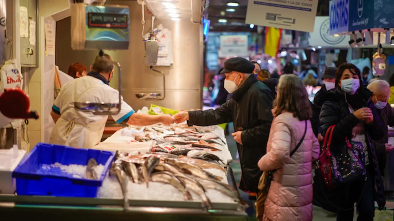 Varias personas en el mercado de Santander ultimando las compras de Navidad. / Hardy