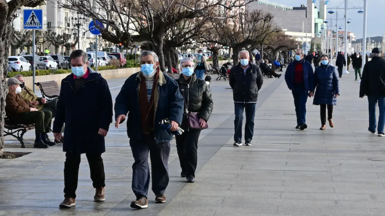 Varias personas transitan con mascarilla por el Paseo Pereda de Santander. / HARDY