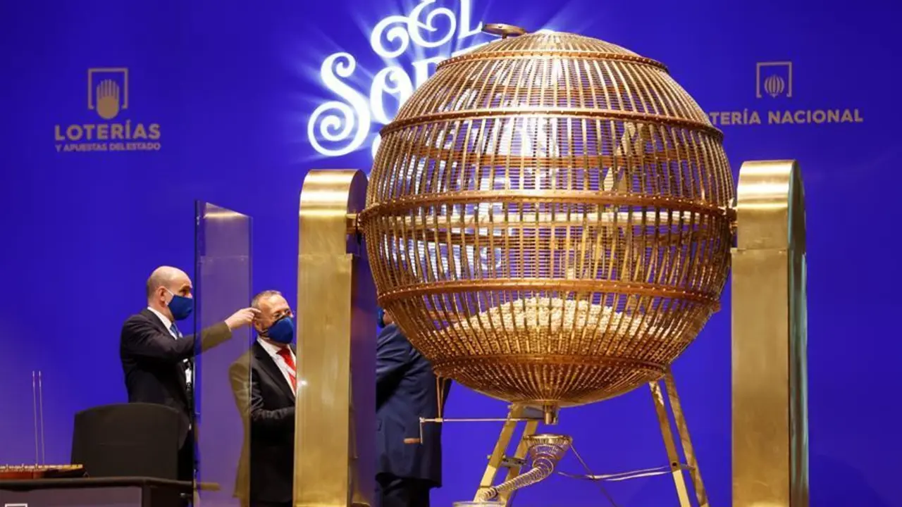 Vista del bombo antes del sorteo de la Loter&iacute;a de Navidad celebrado en el Teatro Real de Madrid este mi&eacute;rcoles. EFE/ Juan Carlos Hidalgo