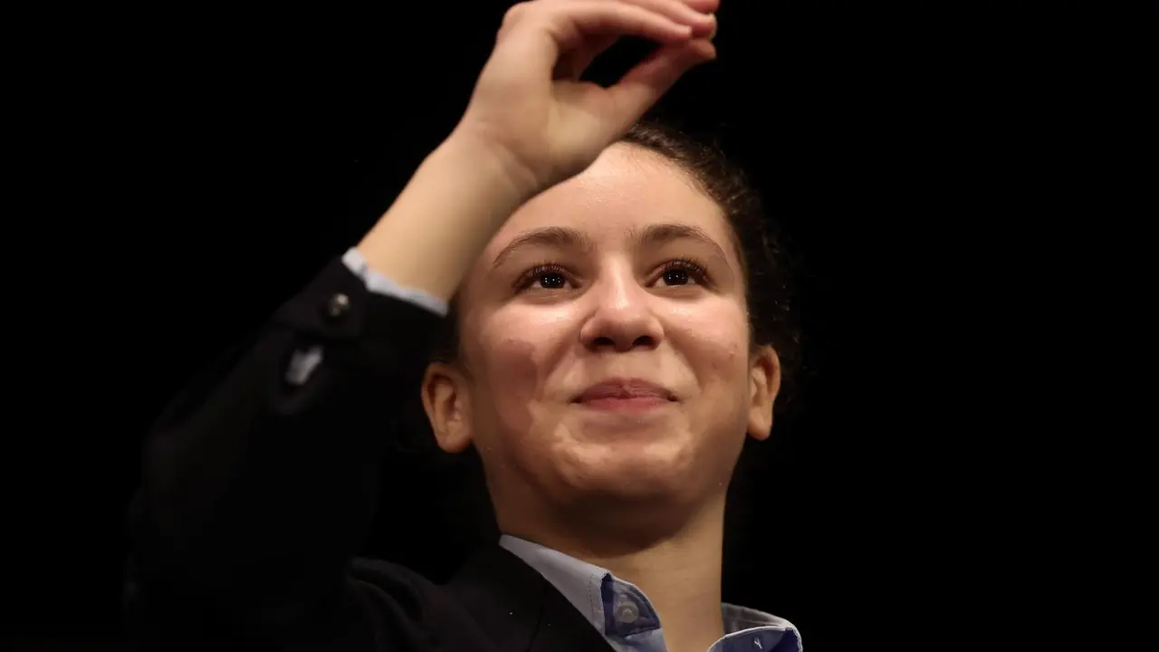 Aya Ben, una de las ni&ntilde;as de la residencia de San Ildefonso, sostiene la bola con la que ha cantado el segundo premio al n&uacute;mero 72.119, durante la celebraci&oacute;n del Sorteo Extraordinario de la Loter&iacute;a de Navidad 2021 en el Teatro Real de Madrid, a 22 de diciembre de 2021, en Madrid, (Espa&ntilde;a). A diferencia del a&ntilde;o pasado en el que la evoluci&oacute;n de la pandemia hizo imposible la presencia de p&uacute;blico, el sorteo de 2021 se celebra con aforo reducido de p&uacute;blico. En esta edici&oacute;n se repartir&aacute;n un total de 2.408 millones de euros en premios, la misma cantidad que en 2020. Entre los premios repartidos por la Loter&iacute;a de Navidad destaca el popularmente conocido como 'Gordo' de Navidad, el primer premio, de 400.000 euros al d&eacute;cimo.