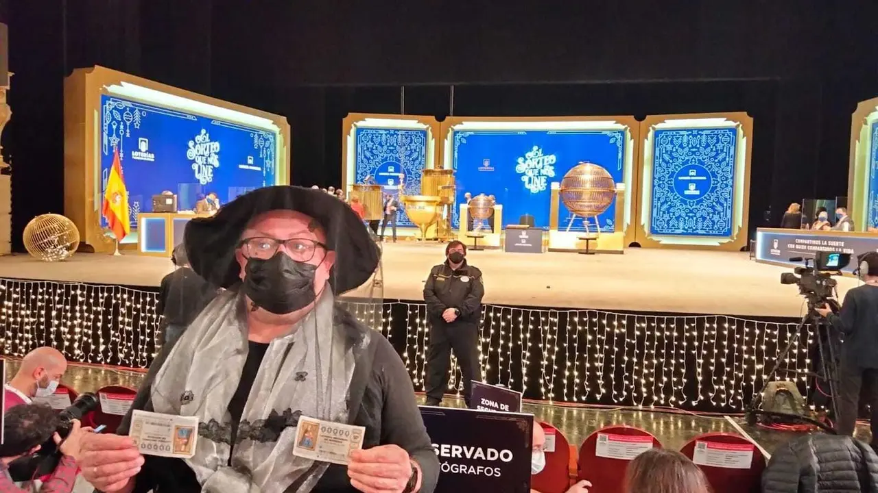 Chuchi, de Alfoz de Lloredo, ha sido el primero en entrar al Sorteo de la Loter&iacute;a 2021 vestido de &laquo;viuda de la Loter&iacute;a&raquo;.