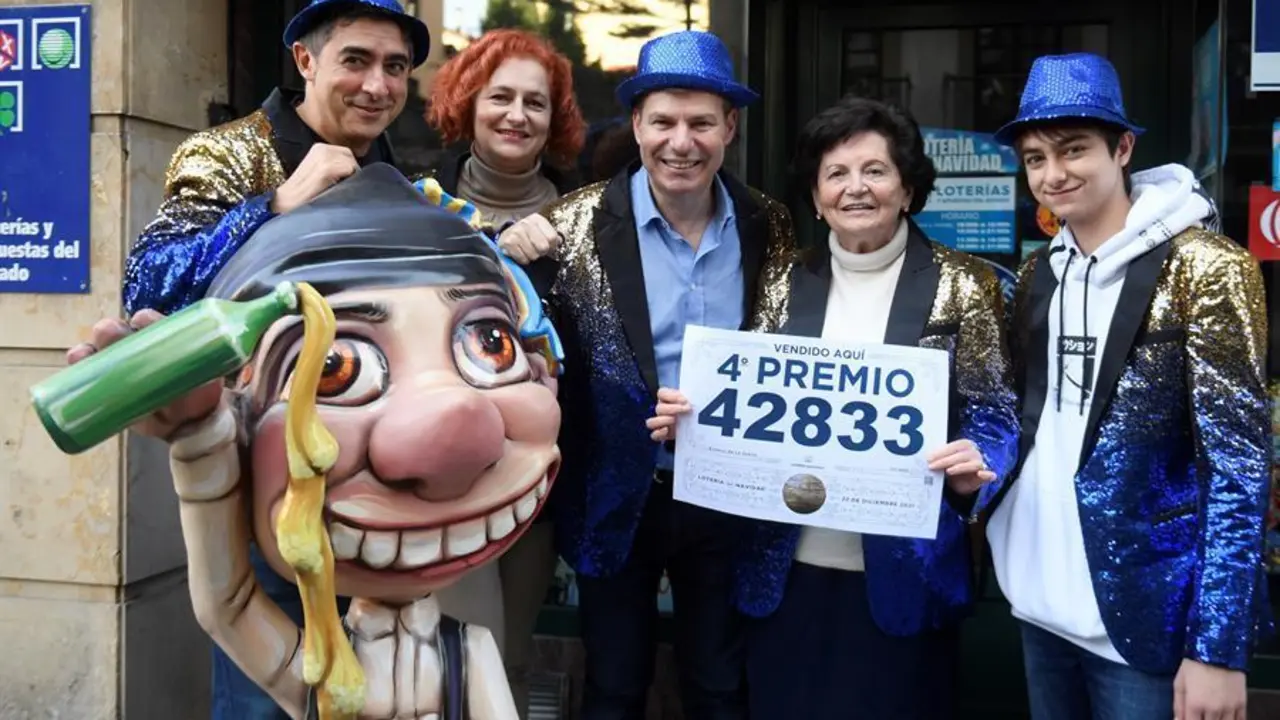 Los trabajadores e una administraci&oacute;n de Oviedo celebran haber vendido el cuarto premio de la Loter&iacute;a de Navidad este mi&eacute;rcoles. EFE/ Eloy Alonso