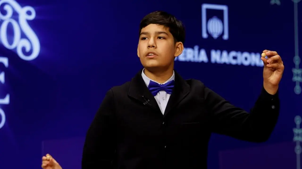 Un ni&ntilde;o del Colegio de San Ildefonso canta el quinto premio 24198 del sorteo de la Loter&iacute;a de Navidad celebrado en el Teatro Real de Madrid este mi&eacute;rcoles. EFE/ Juan Carlos Hidalgo