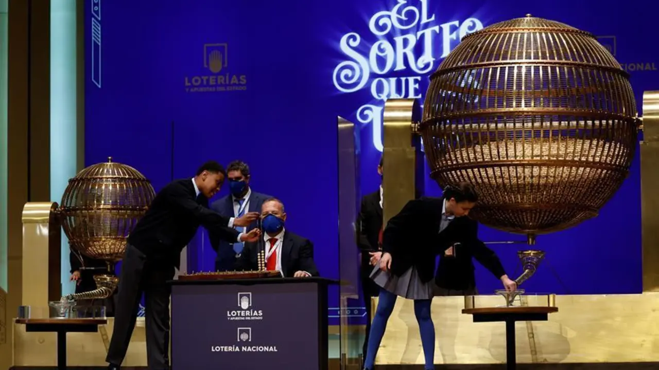 EFE
Fuente:
EFE
Autor:
JUAN CARLOS HIDALGO
Tem&aacute;tica:
Estilo de vida y tiempo libre &raquo; Juegos de azar y loter&iacute;as
Los ni&ntilde;os del Colegio de San Ildefonso cantan los premios del sorteo de la Loter&iacute;a de Navidad celebrado en el Teatro Real de Madrid este mi&eacute;rcoles. EFE/ Juan Carlos Hidalgo