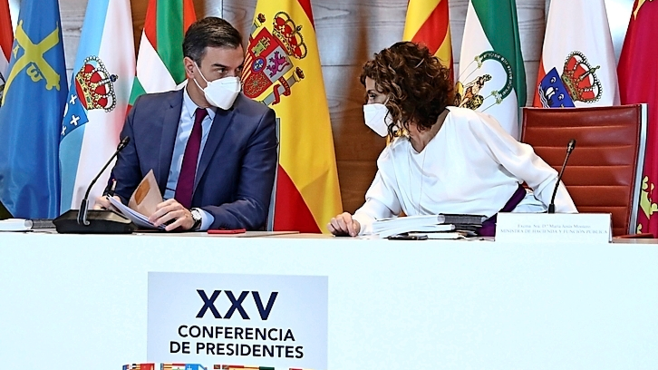 El presidente del Gobierno, Pedro S&aacute;nchez, acompa&ntilde;ado de la ministra de Hacienda y Funci&oacute;n P&uacute;blica, Mar&iacute;a Jes&uacute;s Montero. / Fernando Calvo