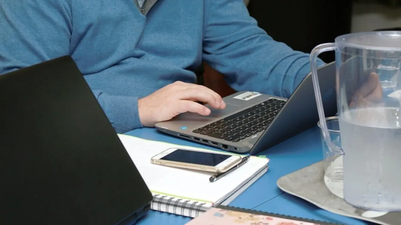 Una persona trabaja desde el ordenador. / EP