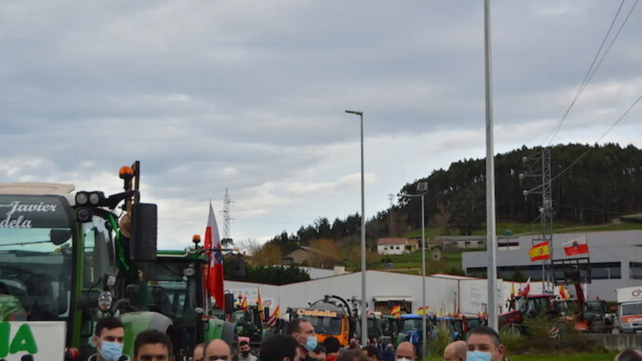 Imagen de dos de los tractores que han participado este jueves en la concentraci&oacute;n de ganaderos en Meruelo.