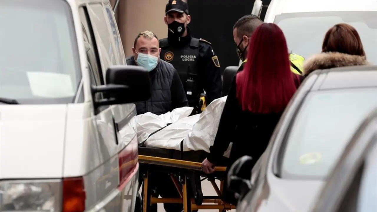 Miembros del ret&eacute;n funebre trasladan el cuerpo del hombre que ha muerto como consecuencia de los martillazos que supuestamente ha recibido de su compa&ntilde;era sentimental, en la localidad valenciana de B&eacute;tera, seg&uacute;n han informado a EFE fuentes de la investigaci&oacute;n. EFE/Ana Escobar