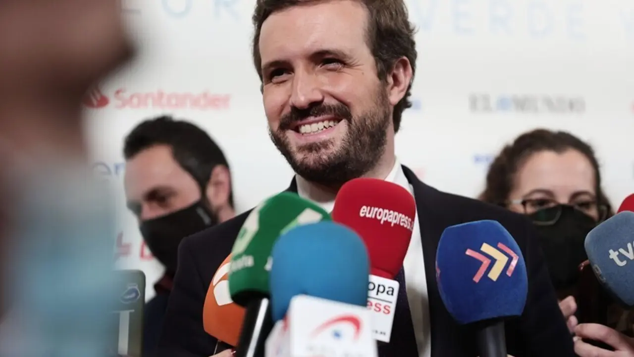 El presidente del PP, Pablo Casado, ofrece declaraciones a los medios, a su llegada al ciclo 'Europa verde y digital', en el Westin Palace de Madrid, a 20 de diciembre de 2021, en Madrid (Espa&ntilde;a).