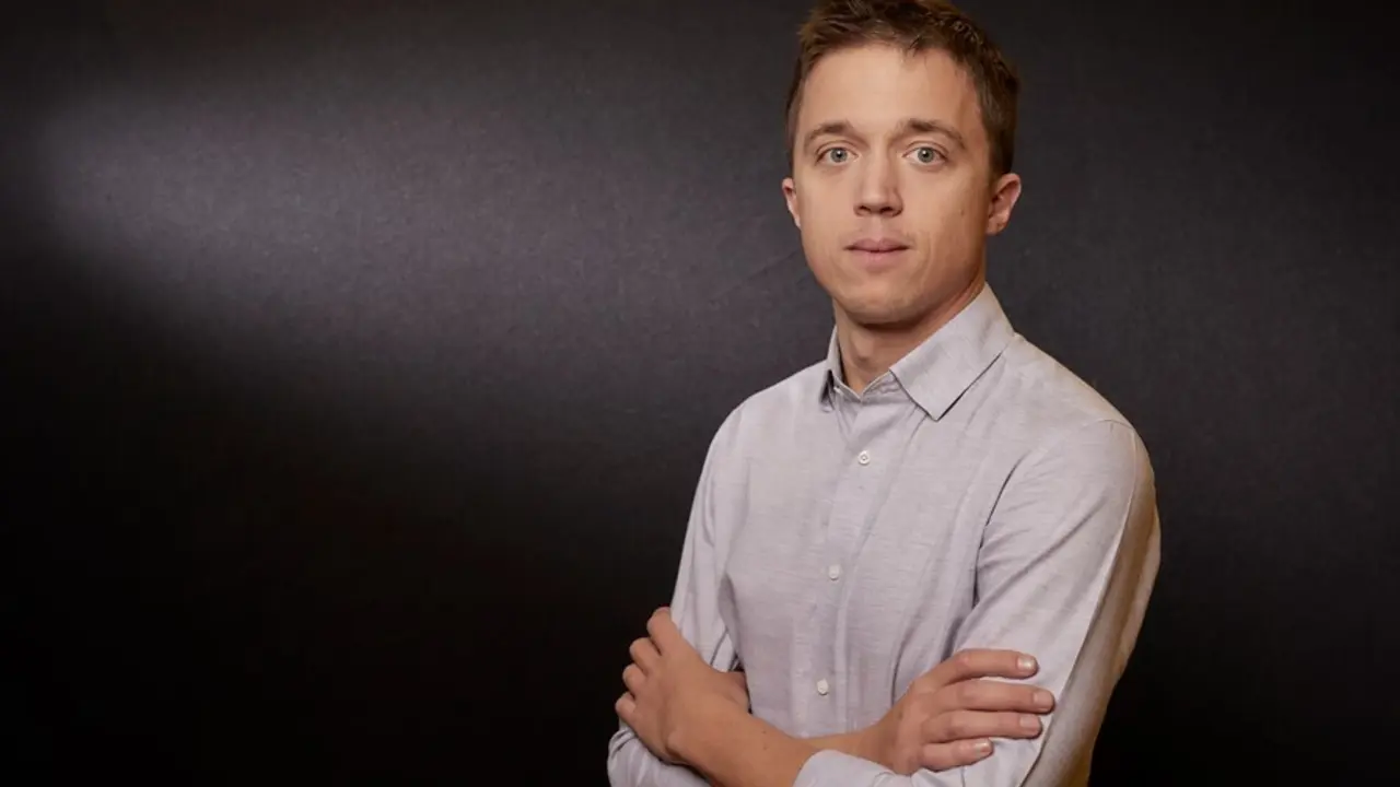 El l&iacute;der de M&aacute;s Pa&iacute;s, &Iacute;&ntilde;igo Errej&oacute;n, posa para Europa Press en el Congreso de los Diputados.