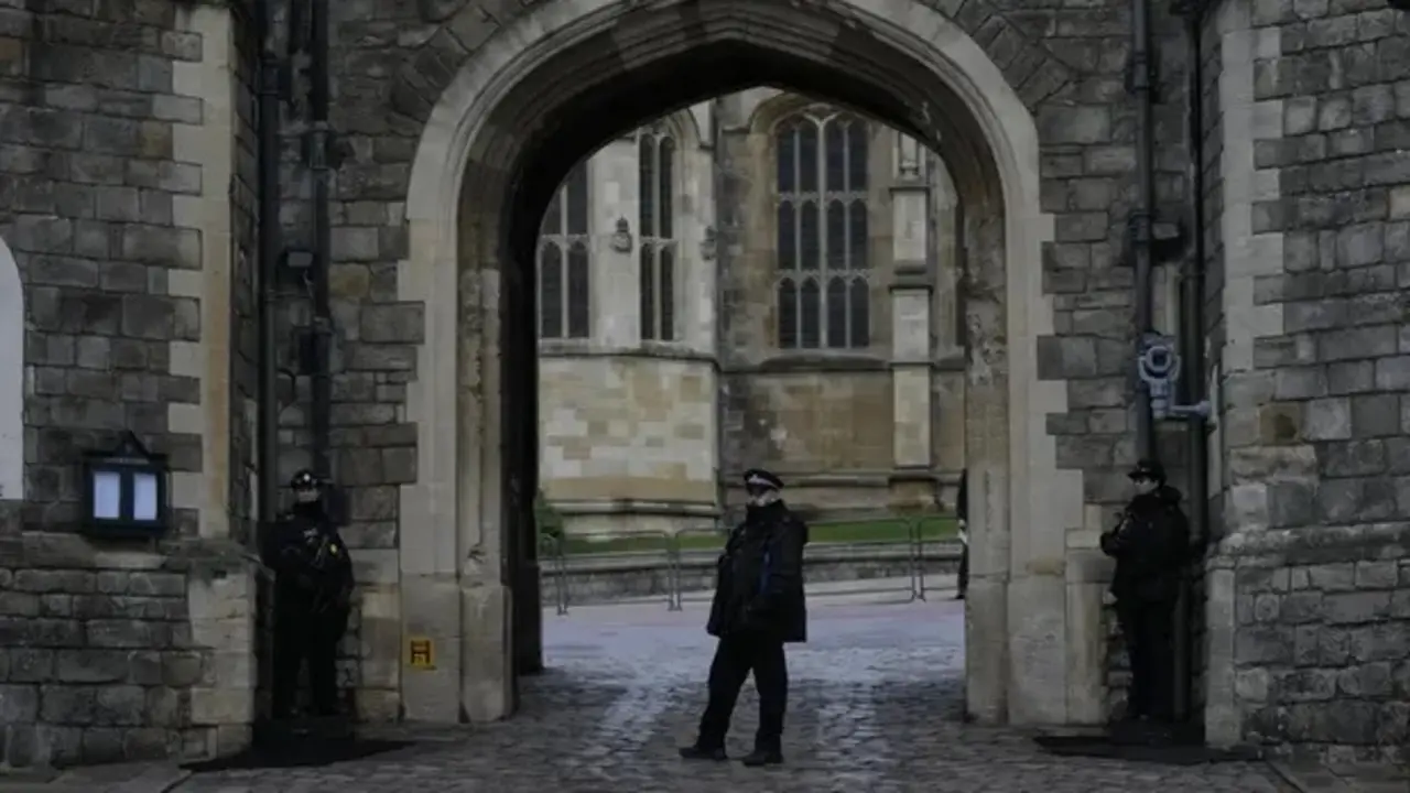 Polic&iacute;a en el Castillo de Windsor, donde la Reina celebra la Navidad con su familia.