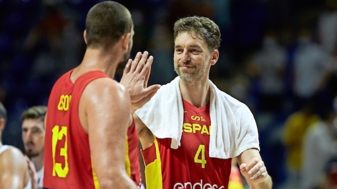 Pau Gasol con su hermano Marc durante un partido con la selecci&oacute;n espa&ntilde;ola. / E. Press