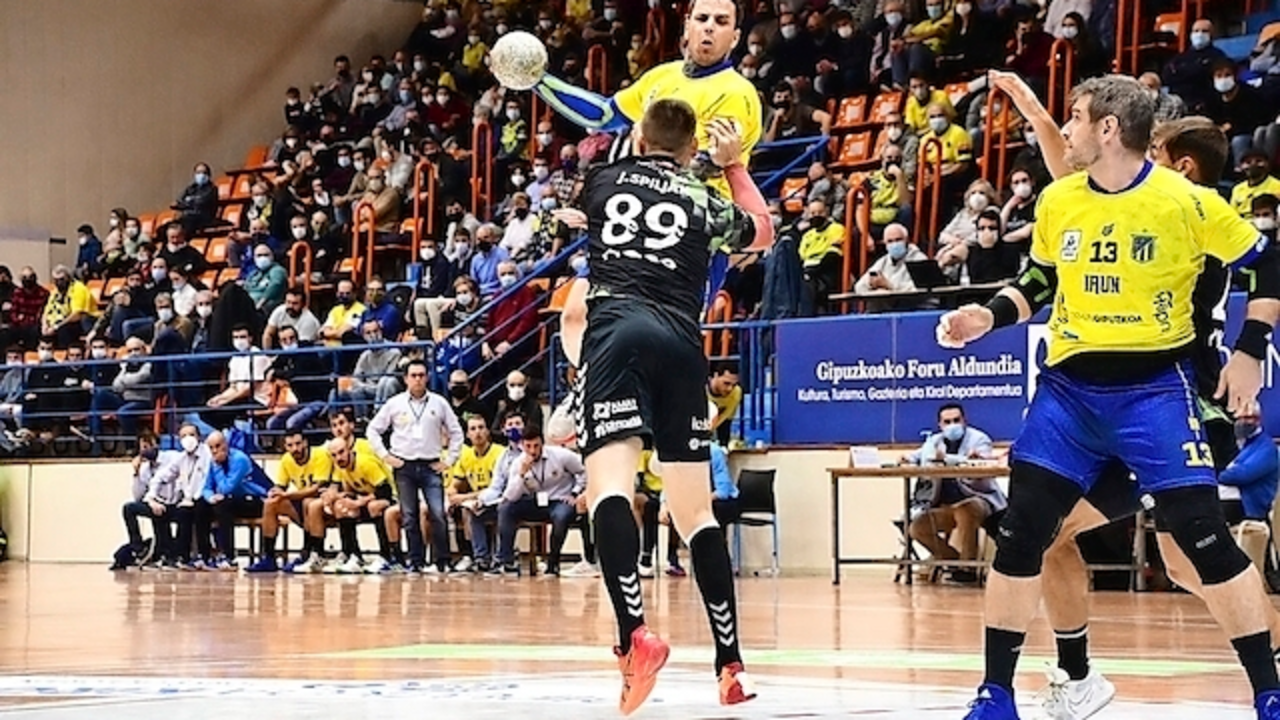 Leo Renaud - David, intentando superar la defensa de Spiljak en el partido del BM. Torrelavega en Ir&uacute;n. / a. morales